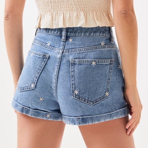 PacSun Pants - Pacsun High Waisted Denim Daisy Embroidered Floral Jean Shorts Mom Short